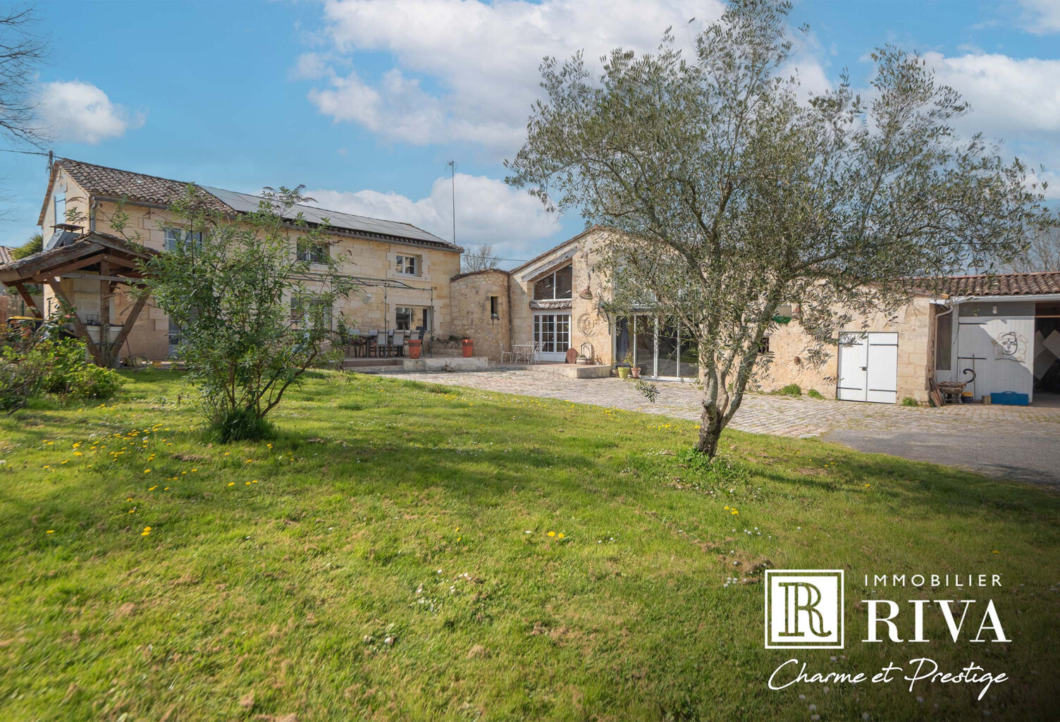 MAISON EN PIERRE DE 330 M2 - DEPENDANCES SUR 3262 M2 — photo 1