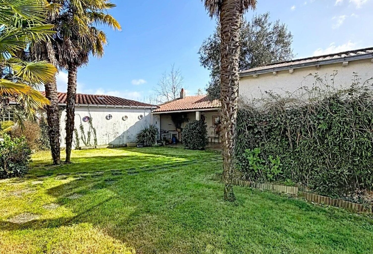 Maison traditionnelle a rénover proposant des espaces et un cadre de vie agréable — photo 1
