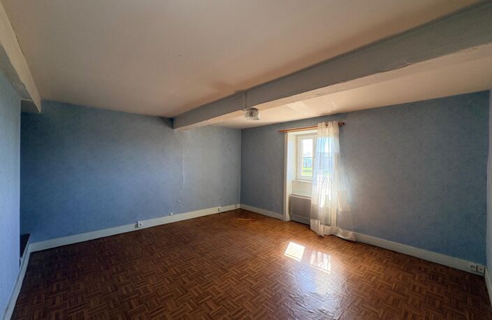 Un havre de paix sans vis-à-vis, avec plus de 200 m² de dépendances offrant un potentiel exceptionnel. — photo 5