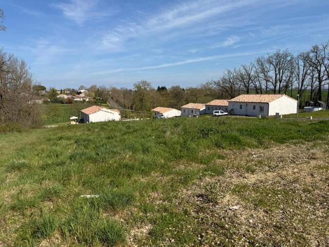 Terrain de 655m2 dans un lotissement calme — photo du bien