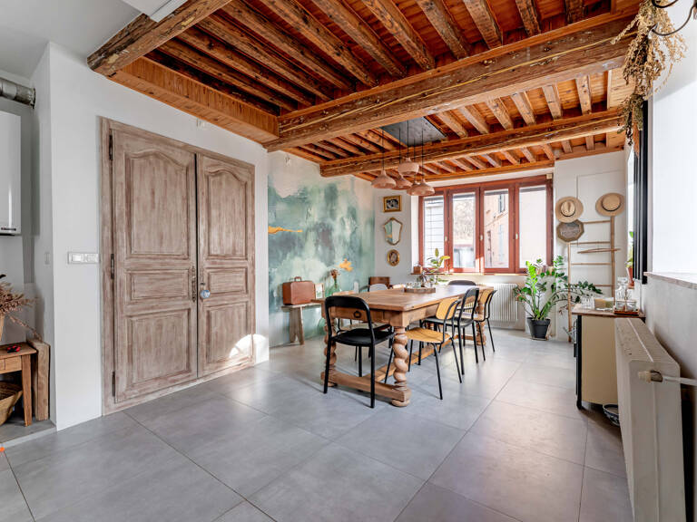 Maison au centre de Neuville sur Saône — photo 1