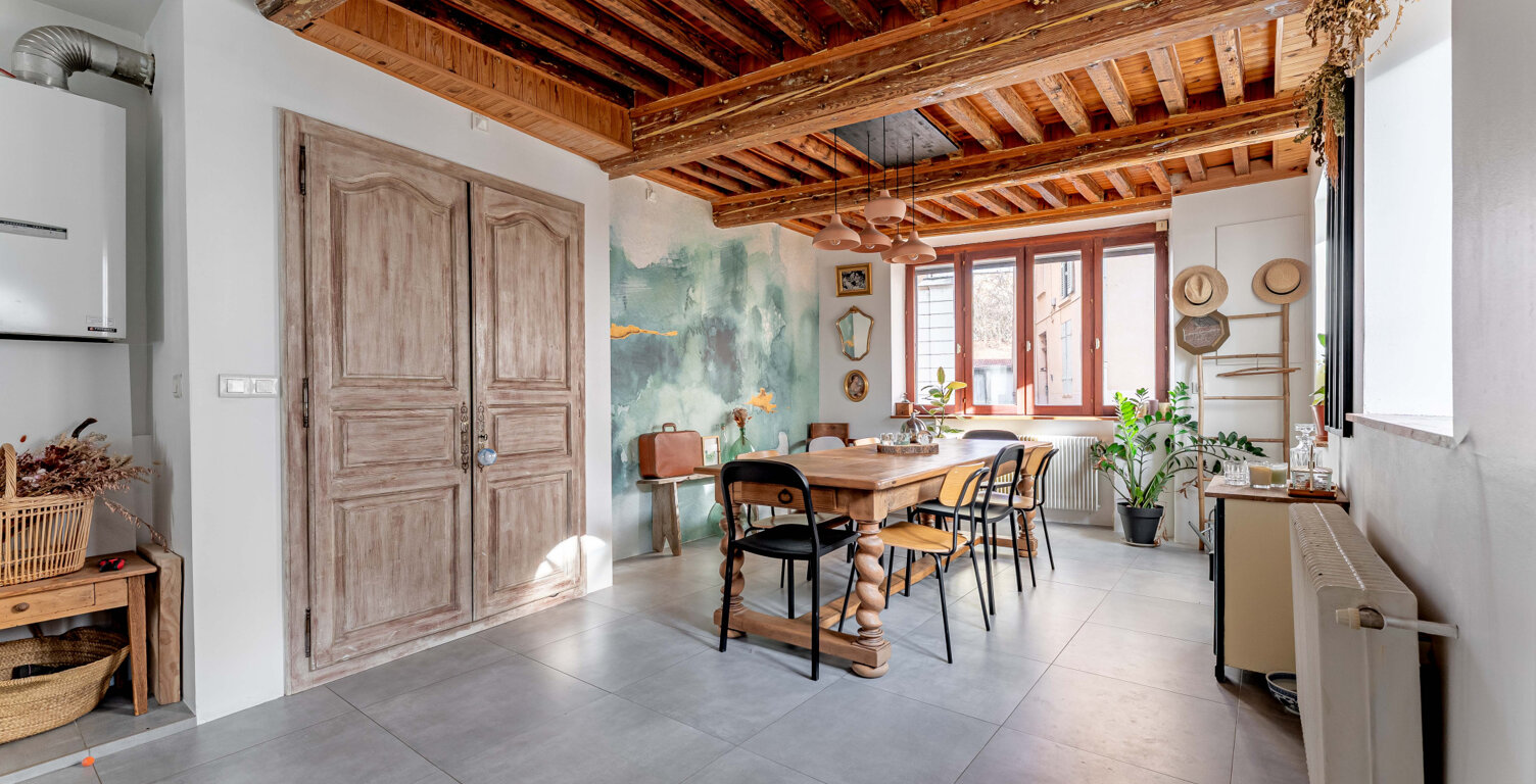 Maison au centre de Neuville sur Saône — photo 1