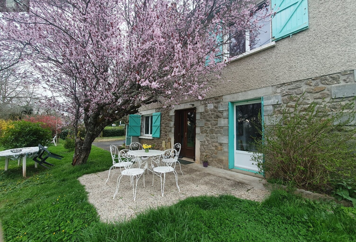 Maison rénovée avec un joli terrain arboré de 2300m² — photo 1