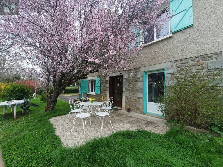 Maison rénovée avec un joli terrain arboré de 2300m² — photo 1