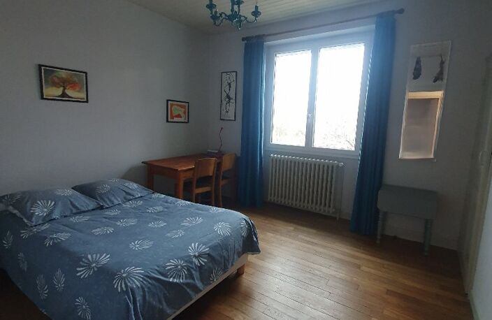 Maison rénovée avec un joli terrain arboré de 2300m² — photo 5