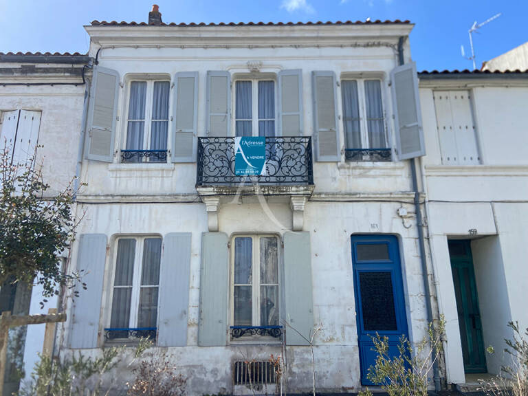 Maison de ville, maison de fond de cour et grand garage — photo 1