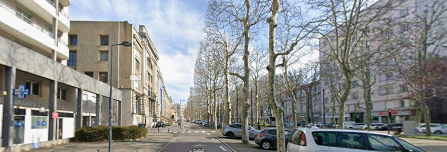 Garage   m² à louer à Saint-Étienne (42100)