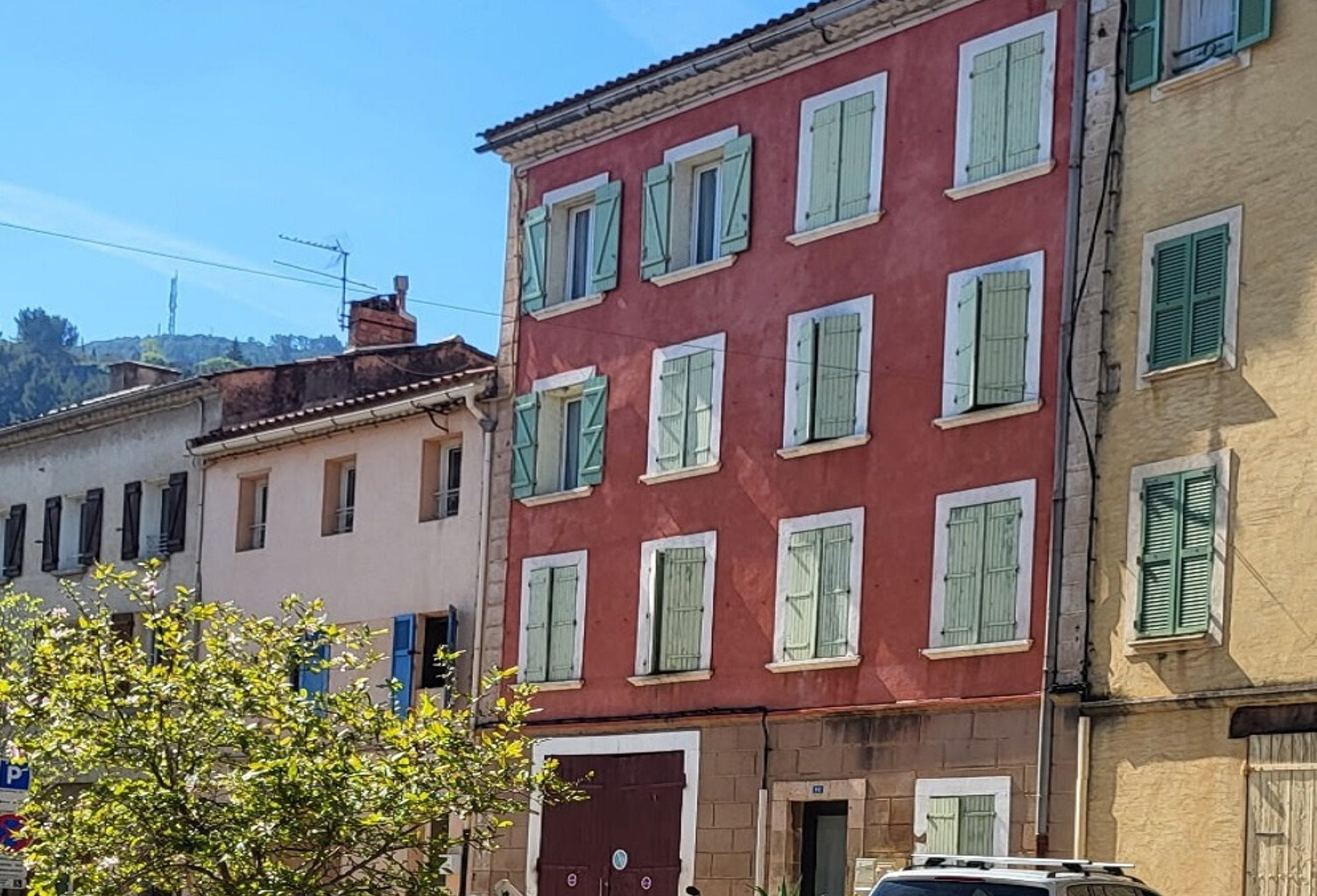 IMMEUBLE AVEC TERRASSES GARAGE ET DEPENDANCES — photo 1