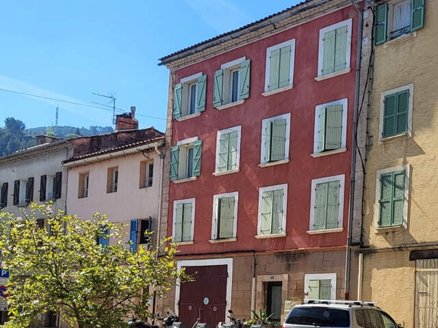 IMMEUBLE AVEC TERRASSES GARAGE ET DEPENDANCES — photo du bien