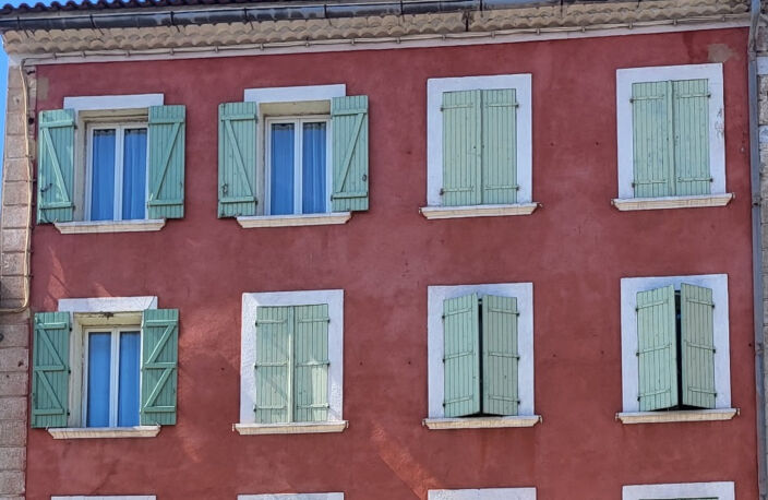 IMMEUBLE AVEC TERRASSES GARAGE ET DEPENDANCES — photo 2