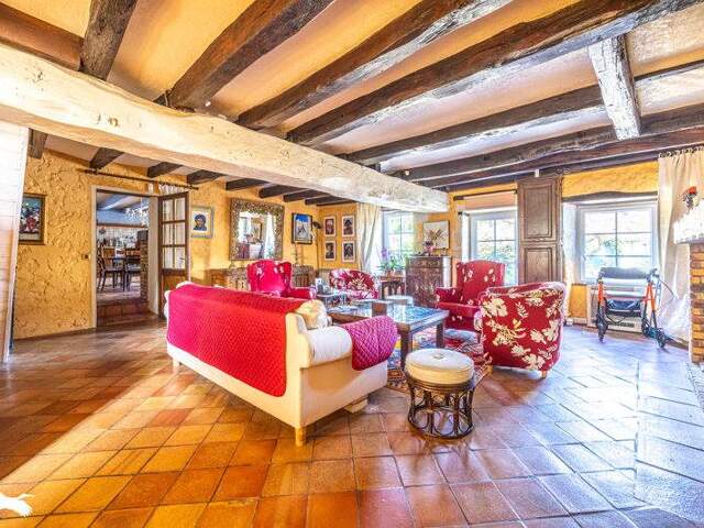 Maison en pierre de 7 pièces principales — photo du bien