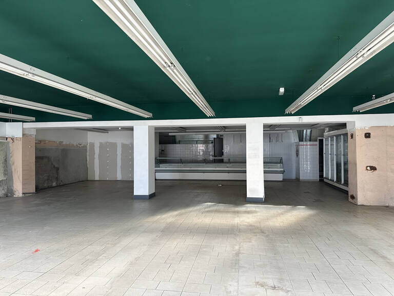 BATIMENT AVEC LOCAL COMMERCIAL, APPARTEMENT ET GRENIER AMENA — photo 1