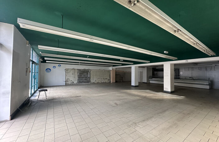 BATIMENT AVEC LOCAL COMMERCIAL, APPARTEMENT ET GRENIER AMENA — photo 2