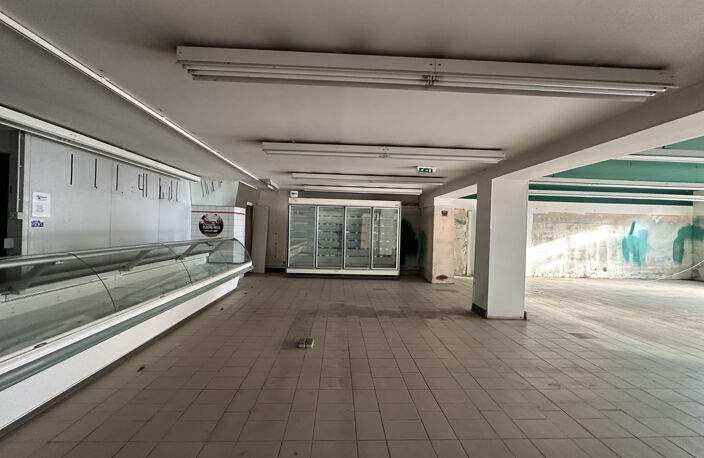 BATIMENT AVEC LOCAL COMMERCIAL, APPARTEMENT ET GRENIER AMENA — photo 4