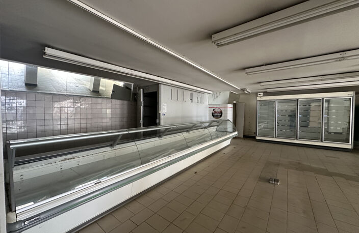 BATIMENT AVEC LOCAL COMMERCIAL, APPARTEMENT ET GRENIER AMENA — photo 5
