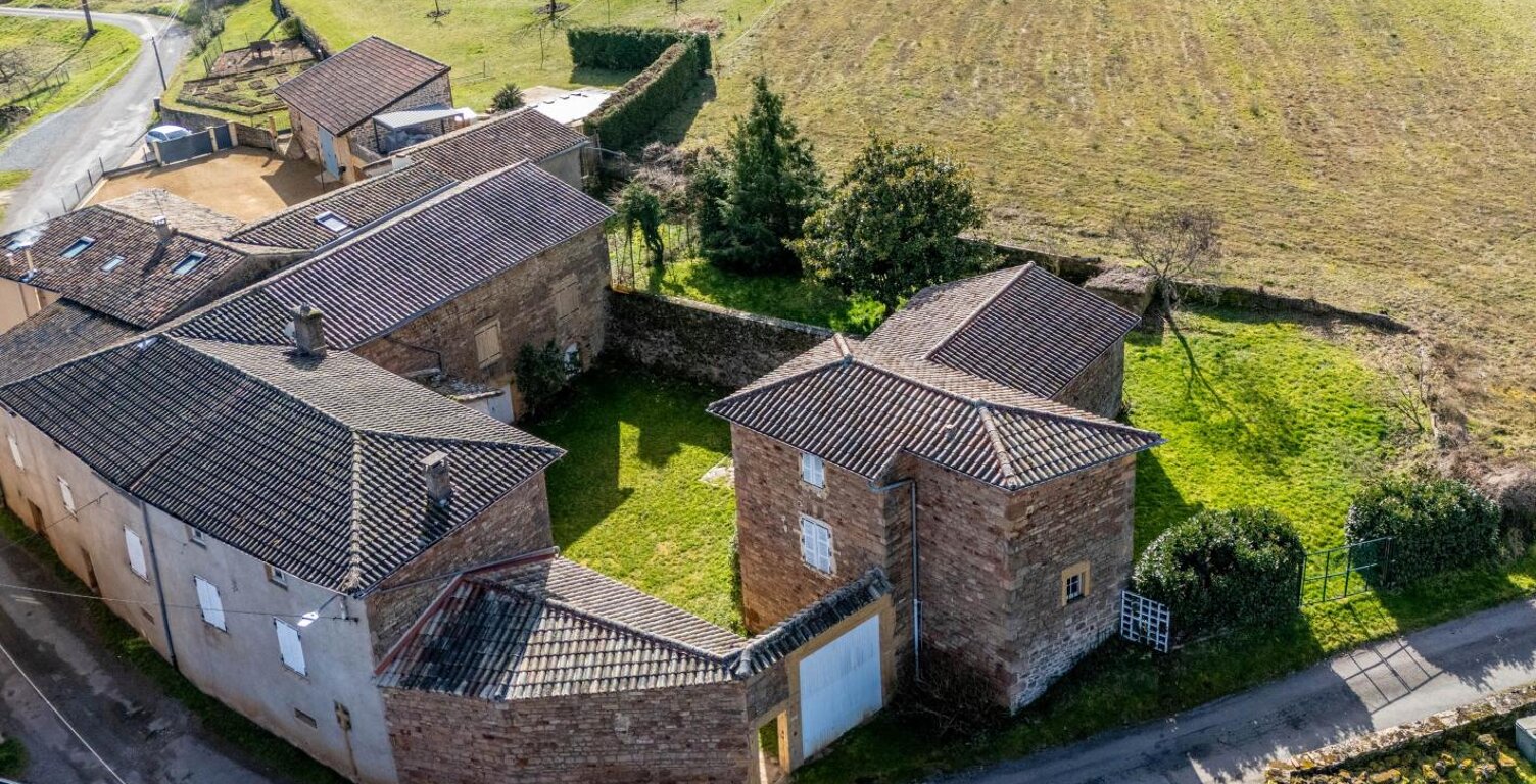 Une propriété de caractère à réinventer au cœur du Beaujolais — photo 1