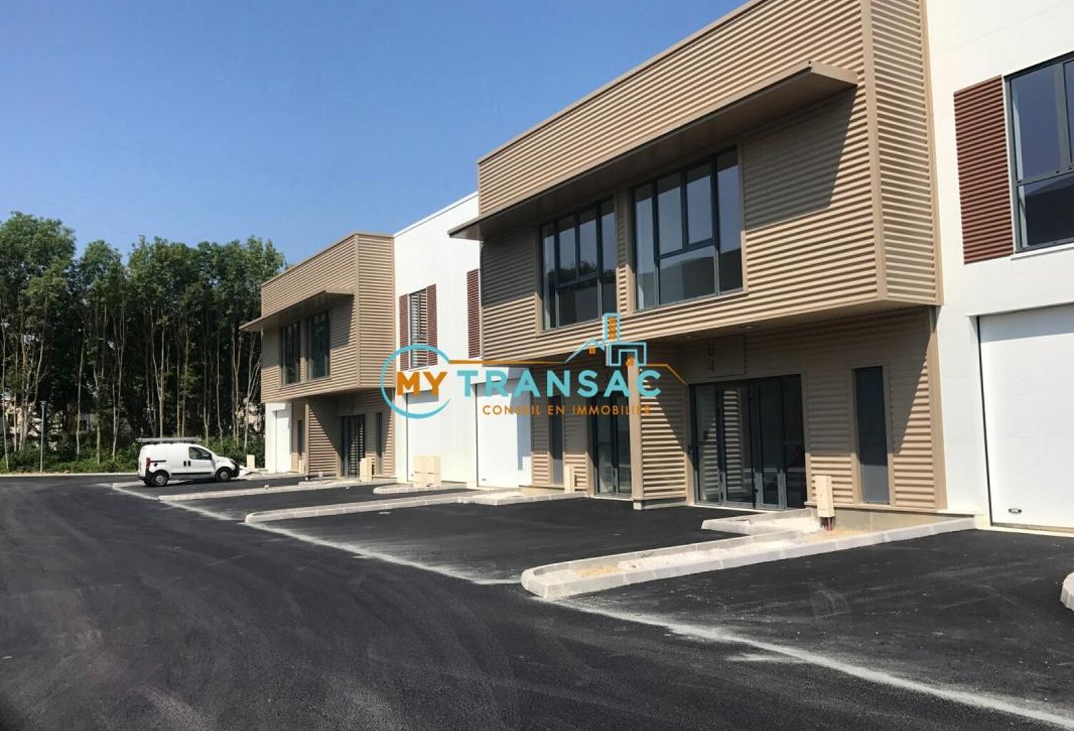My Transac vous propose à la location un local d'activité et bureaux de 112,60 m² situé à Bussy Saint Georges 77. Accès par porte sectionnelle de plain pied et proche A4 — photo 1
