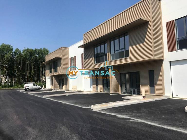 My Transac vous propose à la location un local d'activité et bureaux de 112,60 m² situé à Bussy Saint Georges 77. Accès par porte sectionnelle de plain pied et proche A4 — photo 1