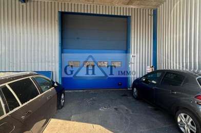 Local industriel  8420 €