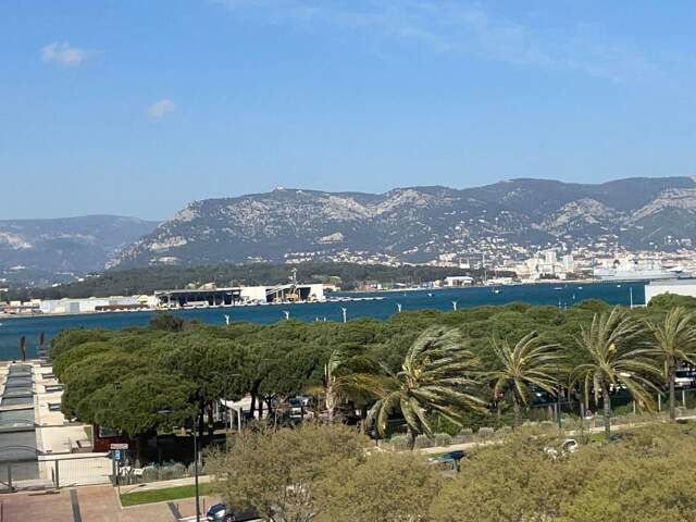 A 2 PAS DU PORT TYPE 3 AVEC TERRASSE ET VUE RADE -CAVE ET GARAGE EN SOUS SOL — photo du bien