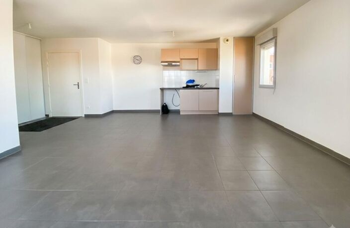 T3 RECENT DERNIER ETAGE TERRASSE PARKING SS PROCHE METRO — photo 2