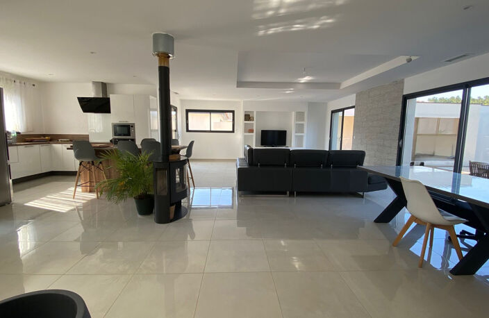 A vendre villa contemporaine 4 faces T5 de 147 m2 avec pisci — photo 2