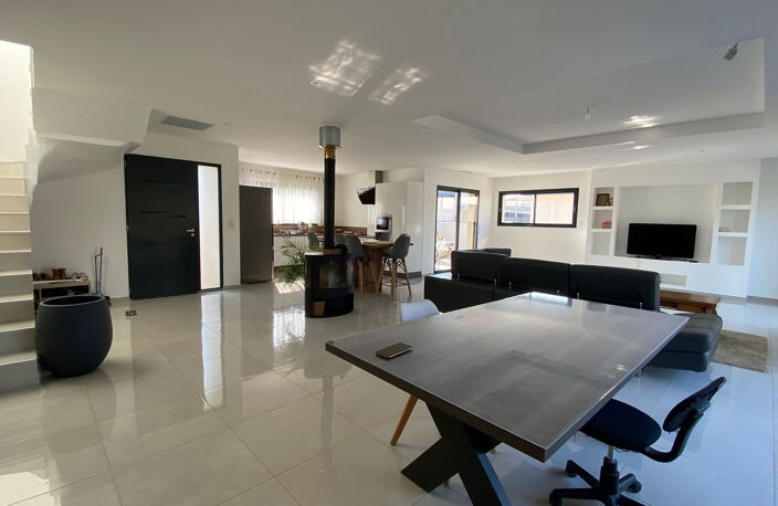 A vendre villa contemporaine 4 faces T5 de 147 m2 avec pisci — photo 4