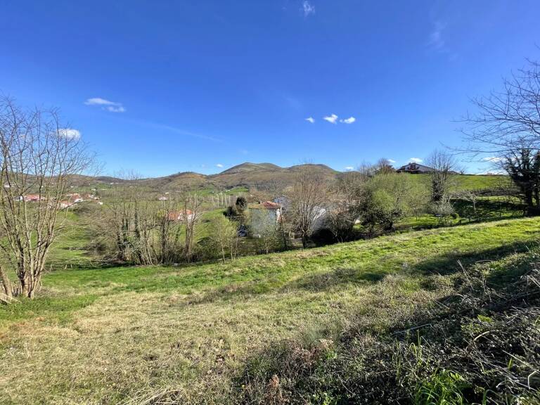Terrain constructible 3 400 m² – Vue montagnes – Saint-Esteben — photo 1
