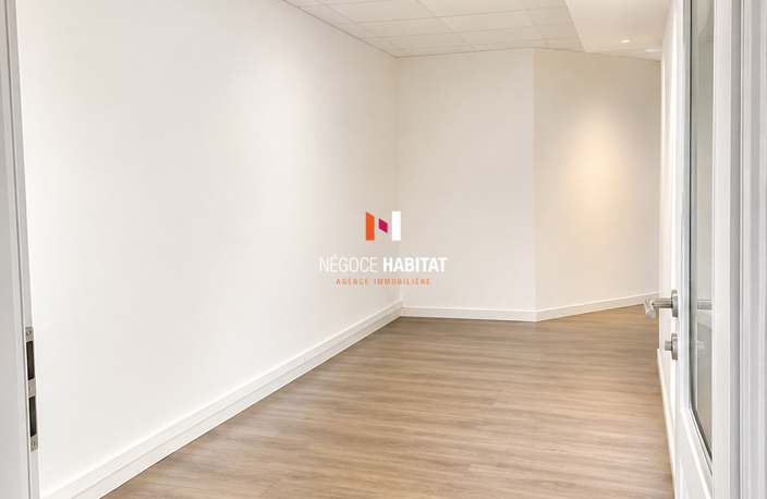 TROIX BUREAUX ENTRE 25M2 ET 30M2 - ST AUNES — photo 2
