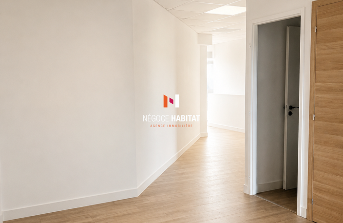 TROIX BUREAUX ENTRE 25M2 ET 30M2 - ST AUNES — photo 5