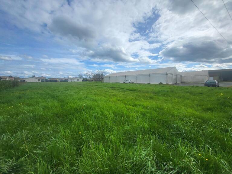 Terrain à bâtir avec local commercial réhabilitable. — photo 1