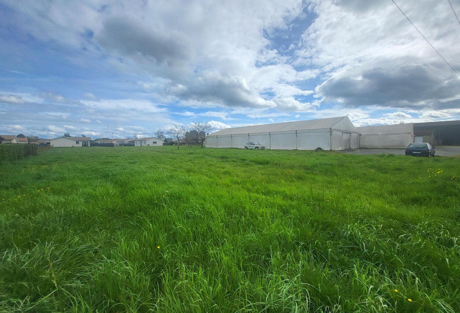 Terrain à bâtir avec local commercial réhabilitable. — photo 1