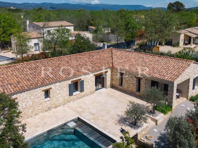 A Gordes, maison en pierre avec piscine et garage dans quartier — photo du bien