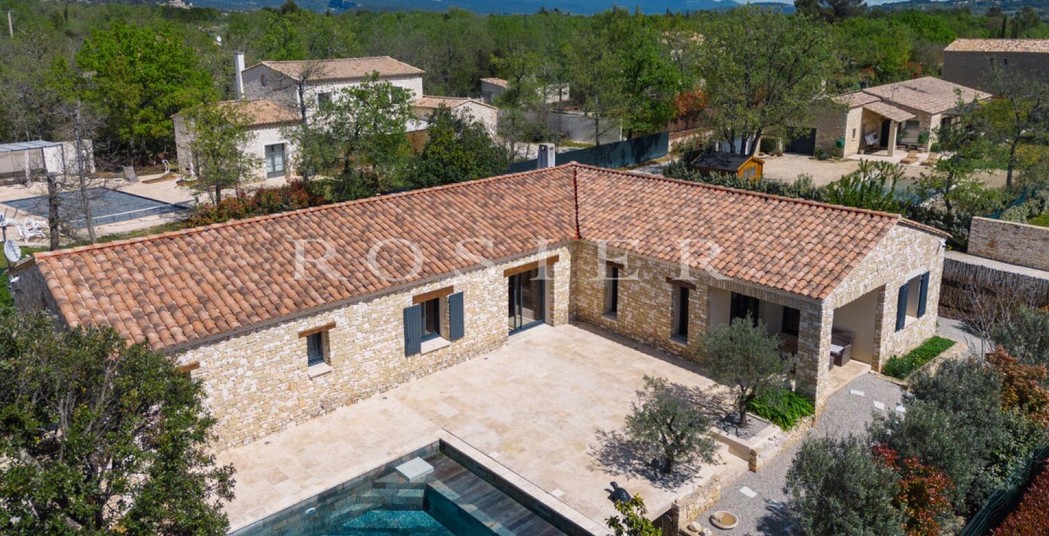 A Gordes, maison en pierre avec piscine et garage dans quartier — photo 1