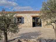 A Gordes, maison en pierre avec piscine et garage dans quartier — photo 2