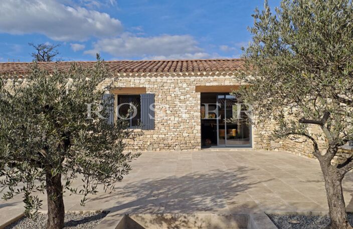 A Gordes, maison en pierre avec piscine et garage dans quartier — photo 2