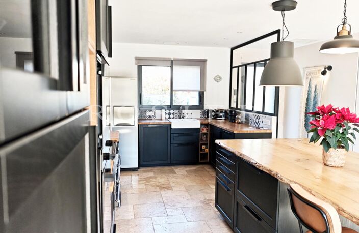 A Gordes, maison en pierre avec piscine et garage dans quartier — photo 5