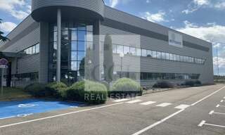 Commerce  1000 m² à louer à Genas (69740)