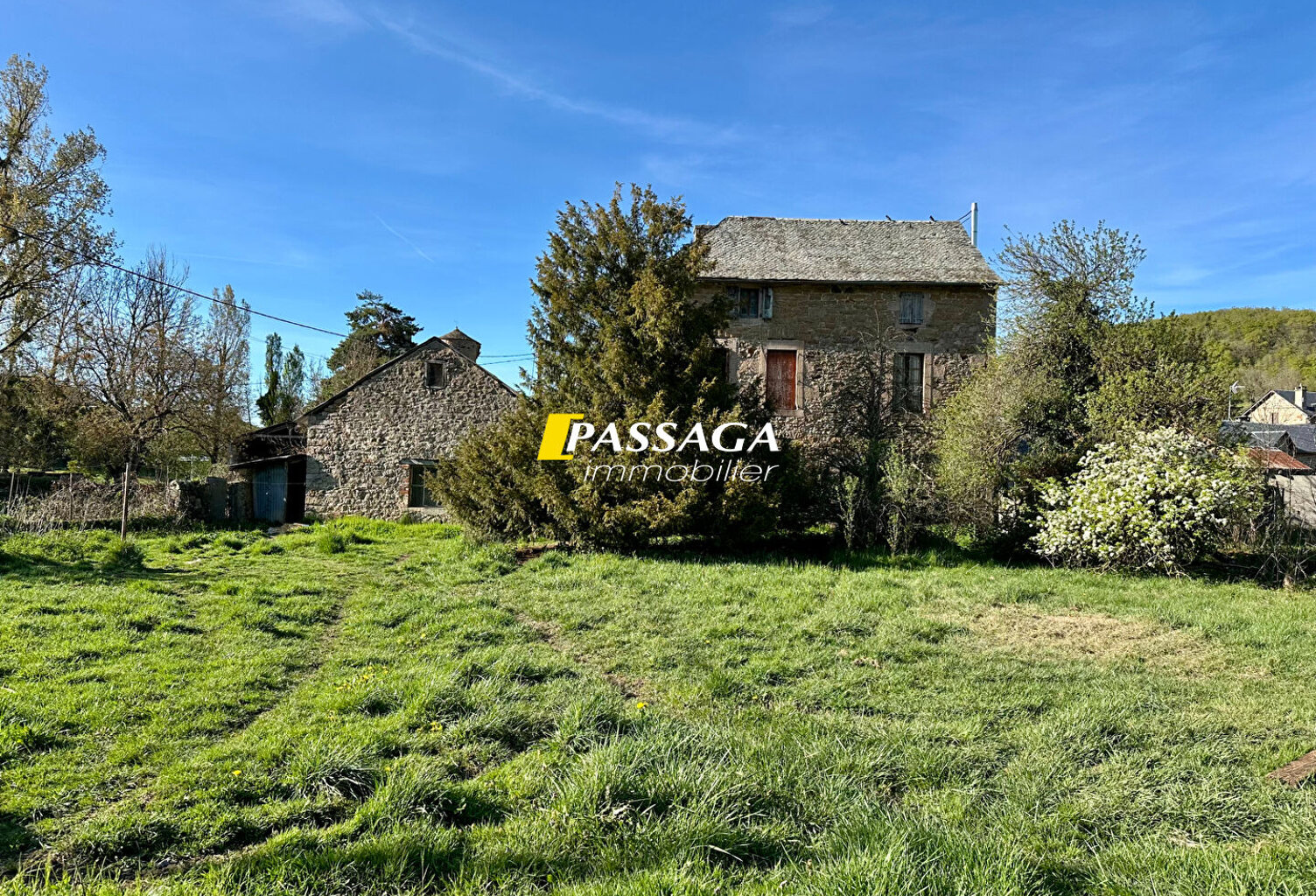 A VENDRE - Ensemble immobilier et terrain attenant - LE MEJANEL — photo 1