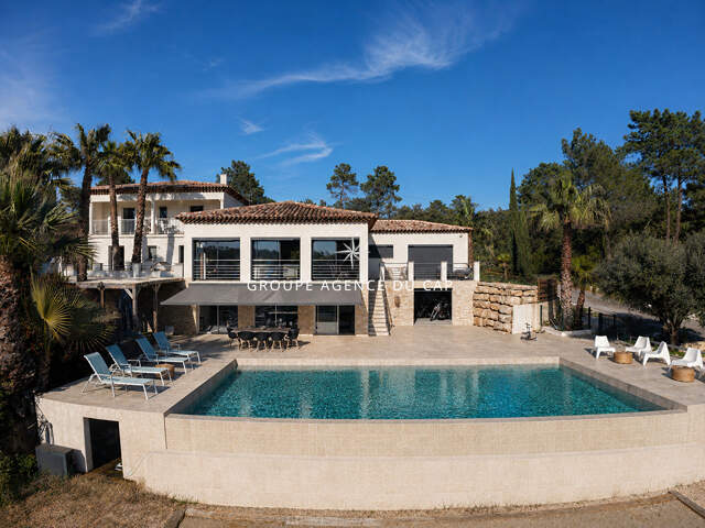 A VENDRE VILLA 5 PIECES DE 400M2 AVEC DEUX DEPENDANCES VUE SUR LE ROCHER DE ROQUEBRUNE — photo du bien