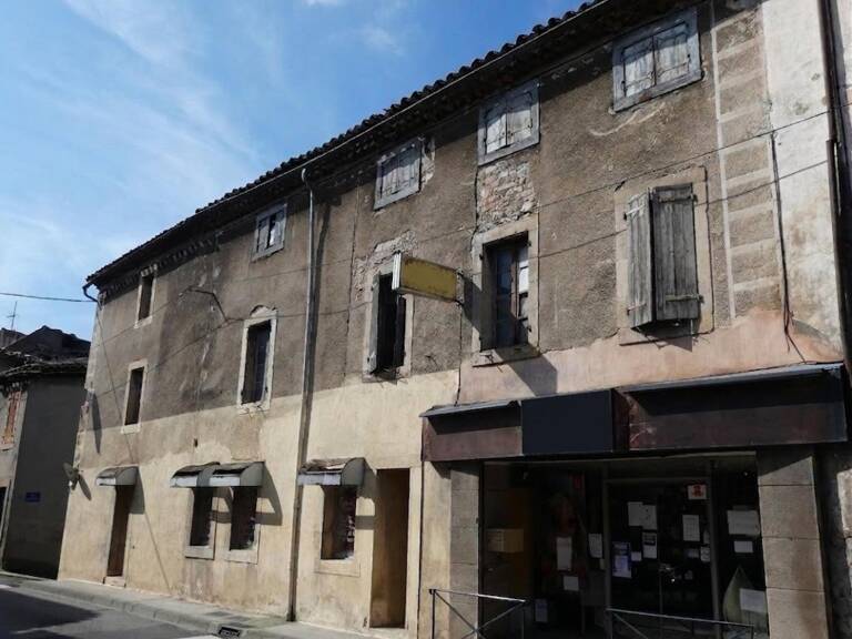 Immeuble d'habitation à rénover, idéal investisseur avec deux locaux commerciaux loués en rez-de-chaussée — photo 1