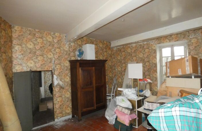 Immeuble d'habitation à rénover, idéal investisseur avec deux locaux commerciaux loués en rez-de-chaussée — photo 2