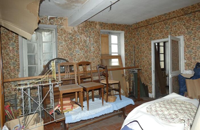 Immeuble d'habitation à rénover, idéal investisseur avec deux locaux commerciaux loués en rez-de-chaussée — photo 3