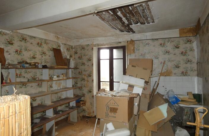 Immeuble d'habitation à rénover, idéal investisseur avec deux locaux commerciaux loués en rez-de-chaussée — photo 4