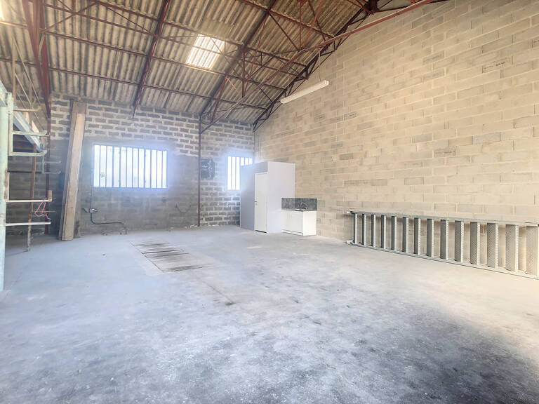 Entrepôt Rognonas 150m2 — photo 1