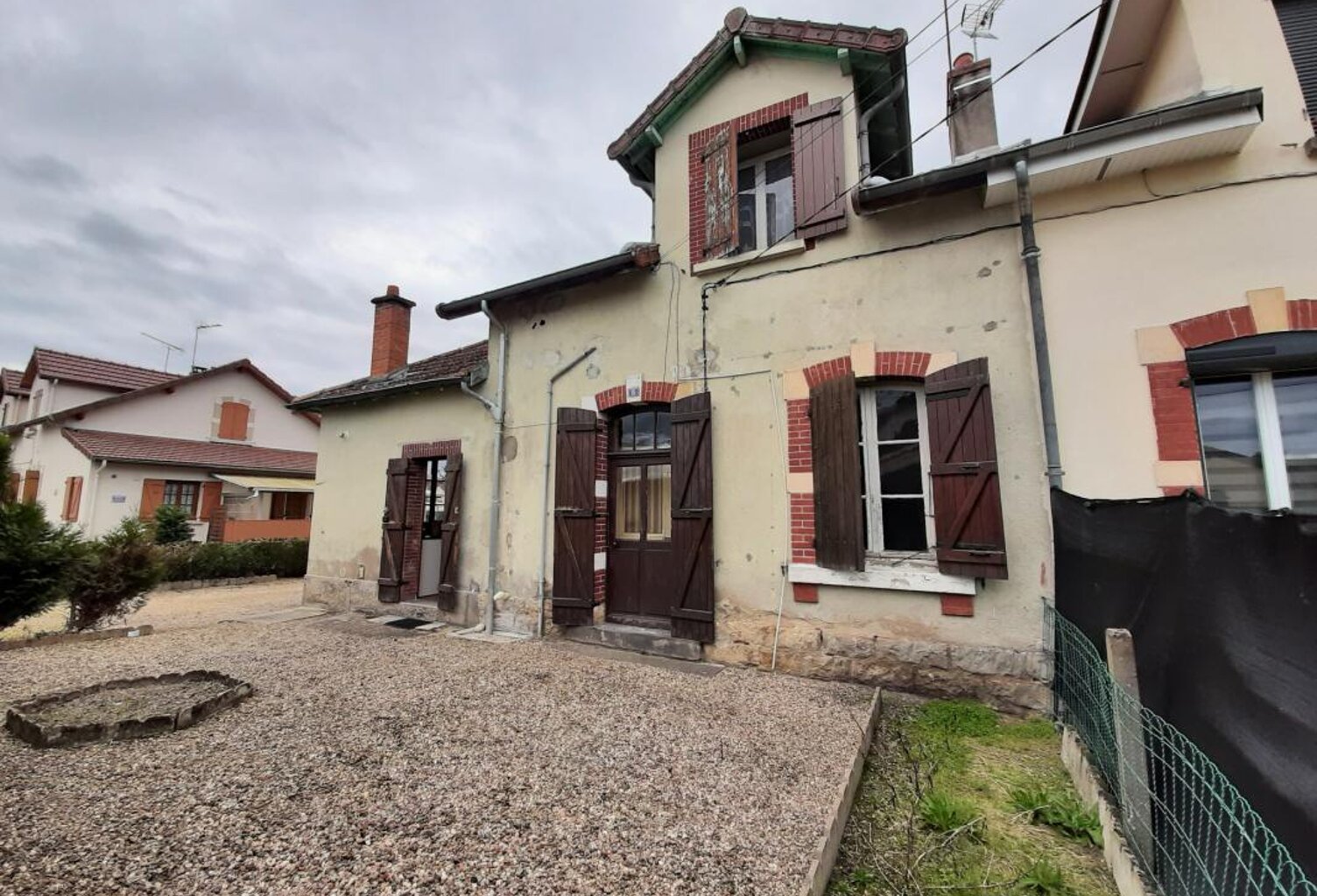 MAISON MITOYENNE SUR 2 NIVEAUX AVEC POTENTIEL D'AGRANDISSEMENT OU CRÉATION DE LOGEMENT SUPPLÉMENTAIR GARAGES ET DÉPENDANCES — photo 1