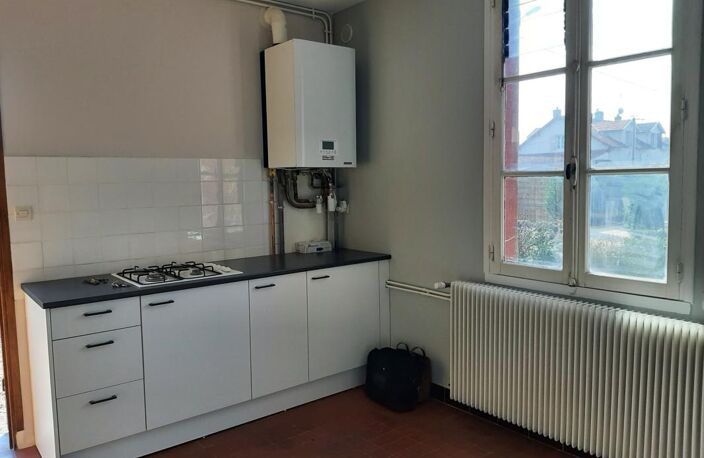 MAISON MITOYENNE SUR 2 NIVEAUX AVEC POTENTIEL D'AGRANDISSEMENT OU CRÉATION DE LOGEMENT SUPPLÉMENTAIR GARAGES ET DÉPENDANCES — photo 2