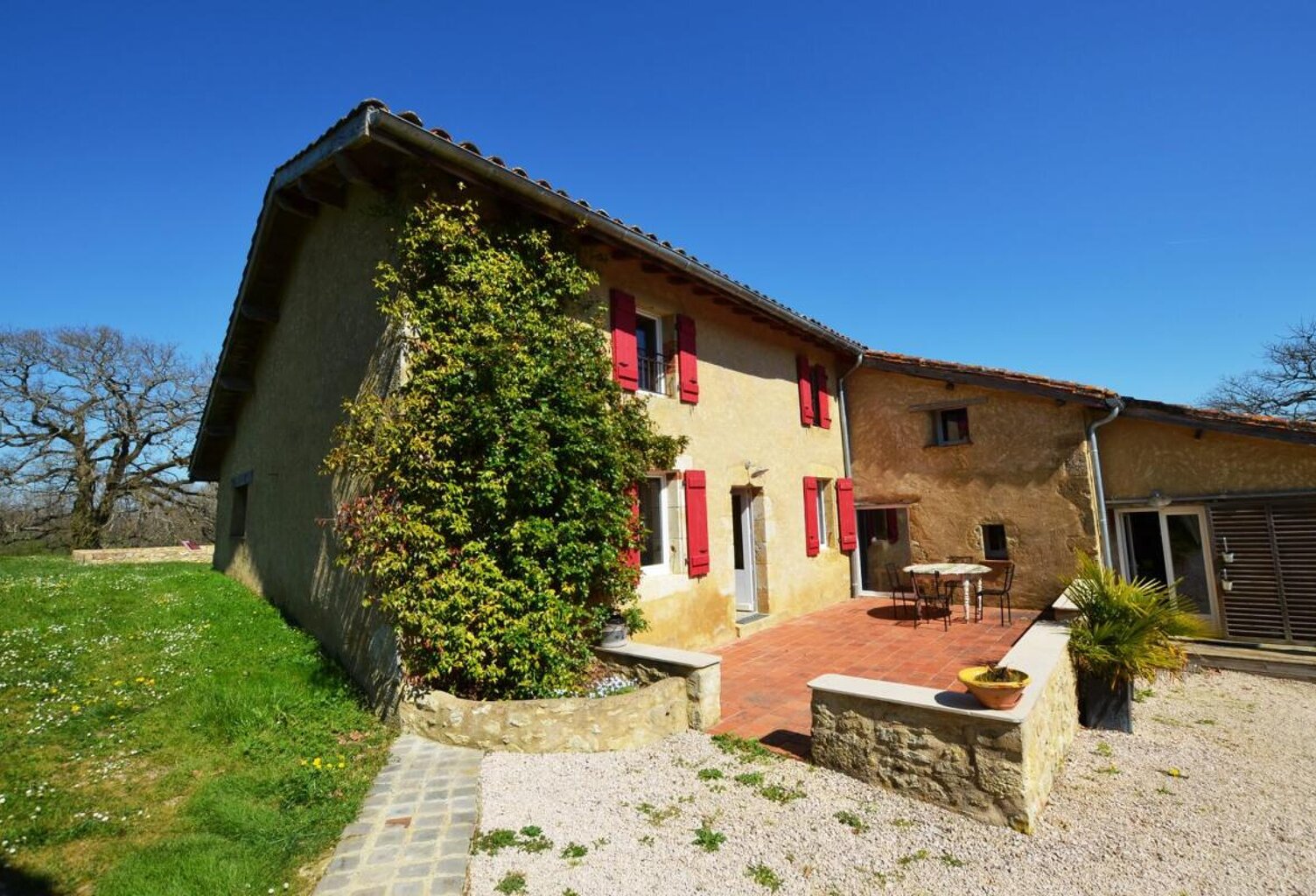 A vendre, secteur de Vic-Fezensac, Gers : Ensemble immobilier avec maison 4 chambres entièrement rénovée, plusieurs autres bâtiments avec toitures neuves (idéal gîte ou logement famille), piscine et jardin de 3 795m² — photo 1