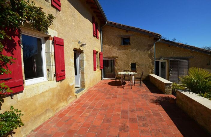 A vendre, secteur de Vic-Fezensac, Gers : Ensemble immobilier avec maison 4 chambres entièrement rénovée, plusieurs autres bâtiments avec toitures neuves (idéal gîte ou logement famille), piscine et jardin de 3 795m² — photo 2
