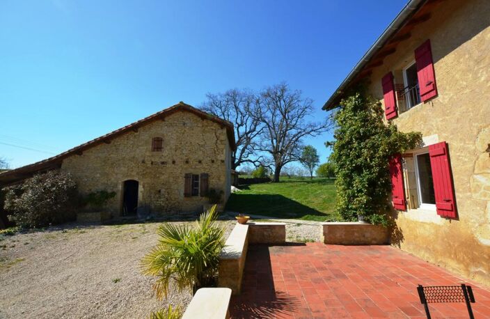 A vendre, secteur de Vic-Fezensac, Gers : Ensemble immobilier avec maison 4 chambres entièrement rénovée, plusieurs autres bâtiments avec toitures neuves (idéal gîte ou logement famille), piscine et jardin de 3 795m² — photo 3